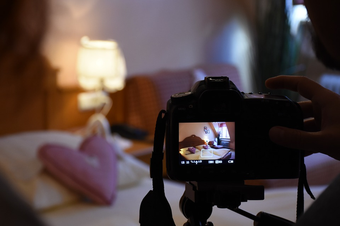ilustrasi kamera di kamar hotel