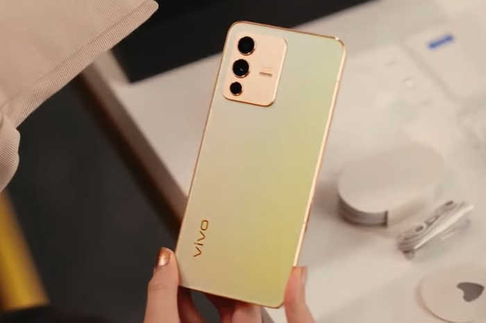 vivo V23 5G dengan varian warna Sunshine Gold.