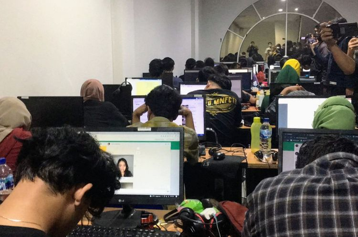 Pegawai kantor pinjaman online (Pinjol) ilegal di kawasan Pantai Indah Kapuk (PIK) 2, Jakarta Utara, tertunduk saat digerebek Polda Metro Jaya, Rabu (26/1/2022)