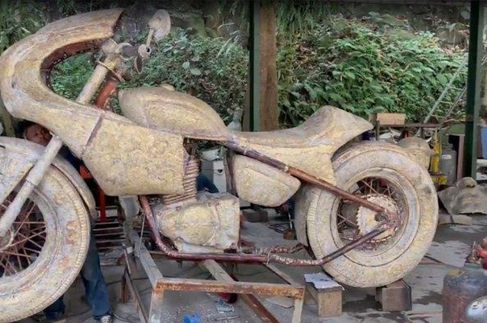 Keren abis, video seorang seniman bernama I Nyoman Nuarta sedang membuat patung Presiden Jokowi sedang naik motor di Sirkuit Mandalika.