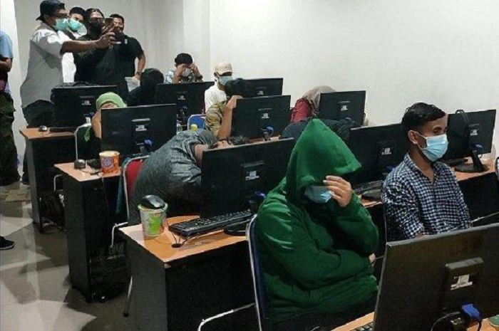 Terbongkar gaji debt collector pinjaman online alias pinjol ilegal, sehari bisa tagih utang ke 100 debitur.