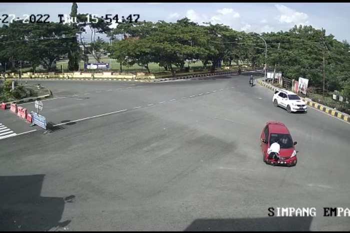 Terduga debt colector rampas mobil hingga seret polisi sejauh 1 kilometer.