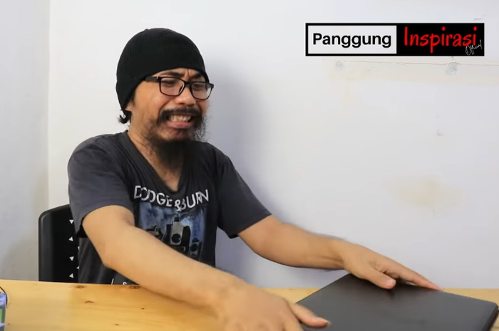 Gara-gara kesal dan marah tertipu trading Binary Option, pria ini sampai membanting laptop miliknya