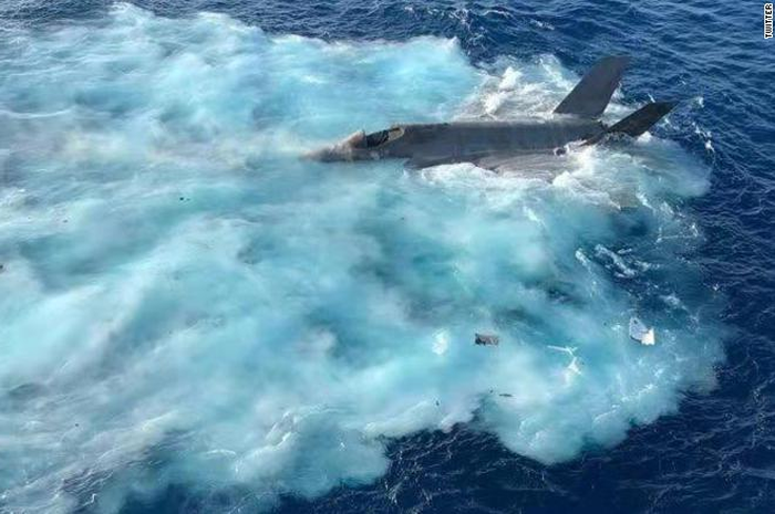 Dalam video yang merekam momen terakhir, F-35C mendekati kapal induk USS Carl Vinson dengan kecepatan yang jauh lebih tinggi.