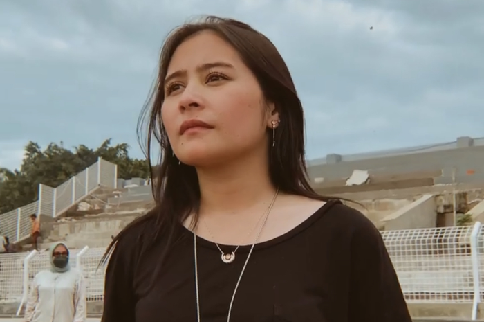 Foto Prilly Latuconsina menandatangani perjanjian sebagai pemilik Persikota Tangerang menjadi sorotan netizen. Melaney Ricardo syok.