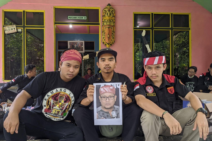Edy Mulyadi pernah diperiksa Bareskrim Polri terkait hasil investigasi penembakan laskar FPI di tol Cikampek. Kini foto Edy diburu tokoh Dayak. 