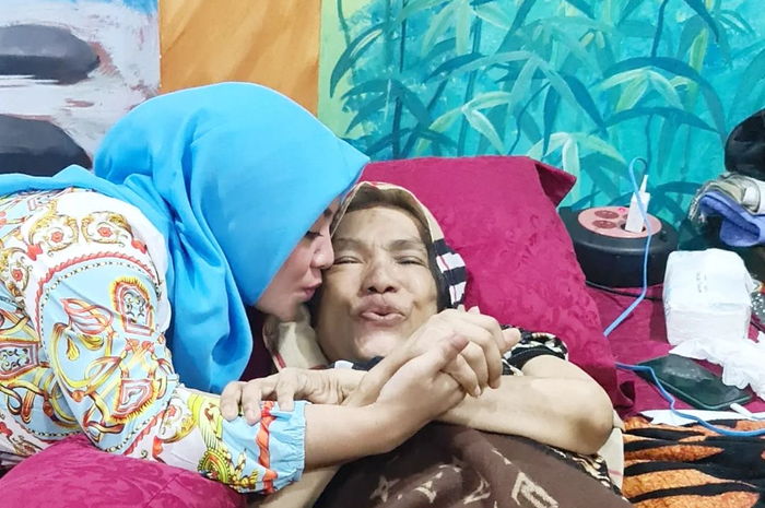 Kondisi kesehatannya sempat drop, Dorce Gamalama memberikan wasiat agar dimakamkan sebagai wanita. MUI sampai ikut buka suara.