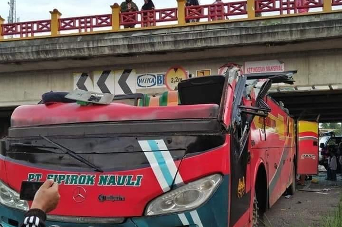 Foto bus Sipirok Nauli yang terbelah bagian atapnya di Padang Panjang bikin kaget warga. Polisi memburu sopir bus yang kabur.