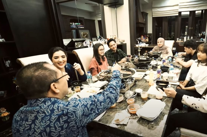 Senyum Ashanty merekah tatkala mendengarkan cerita Fuji dan Thariq yang telah resmi menjadi sepasang kekasih.