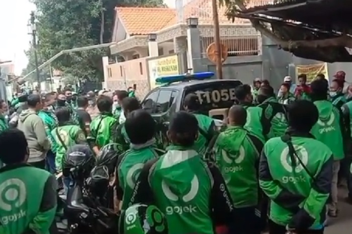 Gara-gara dimaki dan diberi bintang 1, puluhan driver ojol (ojek online) serbu rumah pelanggan di Cirebon, Jawa Barat.
