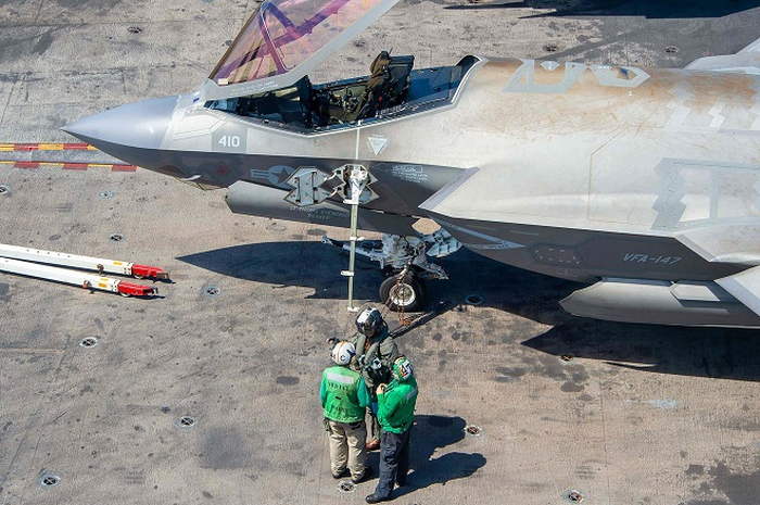 Kondisi F-35C di kapal induk.