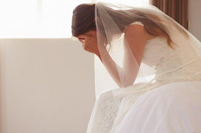Pengantin wanita ngambek tak ingin keluar.