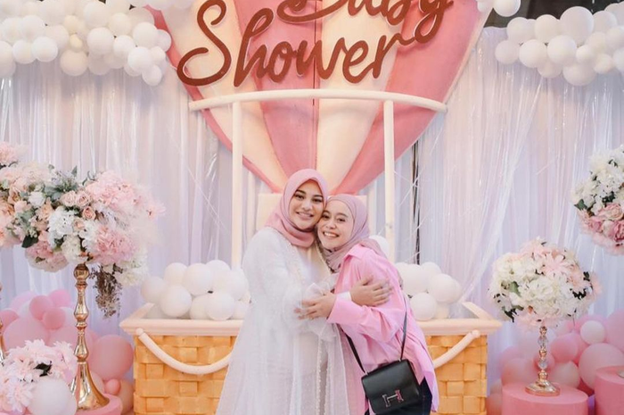 Lesti Kejora yang sudah memiliki satu anak dibilang masih seperti anak SMA. Ternyata malam pertama Lesti dengan Rizky Billar cuma main HP.