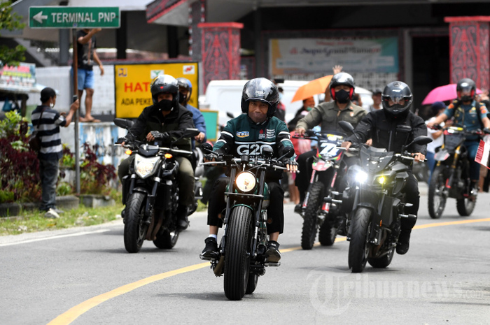 Presiden Jokowi konvoi naik motor bareng para menteri, Luhut naik motor trail, sementara Sandiaga Uno pilih motor listrik.