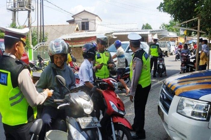 Polisi akan kembali menggelar Operasi Zebra 2022 serentak di seluruh Indonesia, pemotor harus perhatikan ini.