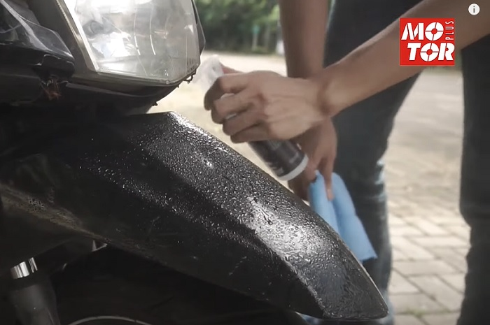 Bukan sulap bukan sihir, cuci sepeda motor pakai metode waterless, beneran bisa bersih tanpa menggunakan air?