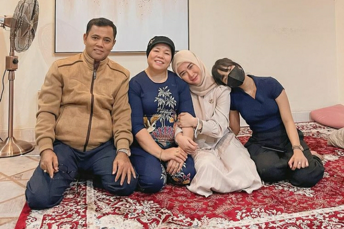 Haji Faisal dan Dewi Zuhriati bersama Marissya Icha dan Fuji.