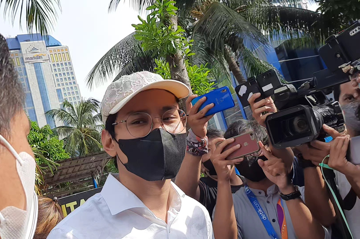 Youtuber sekaligus Crazy Rich asal Medan, Indra Kesuma alias Indra Kenz, menyambangi Polda Metro Jaya, Senin (7/2/2022).