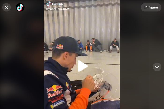 Video Marc Marquez makan nasi kotak