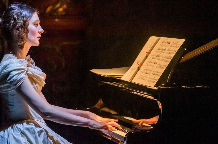 Putri Alexandra Amelia dari Bavaria, yang merasa menelan piano besar terbuat dari kaca.