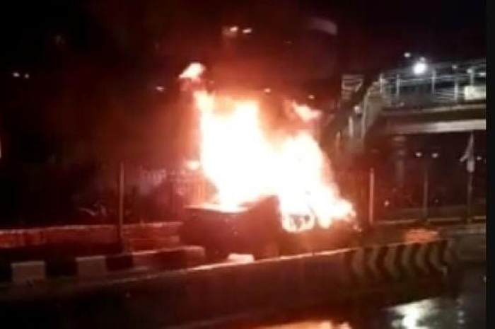 Identitas rekan wanita AKP Novandi Arya yang ikut terbakar habis berhasil terkuak. Polisi berhasil mengidentifikasi dengan cara ini.