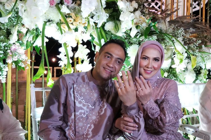Ferry Irawan dan Venna Melinda usai lamaran di D'Banquet Pantai Mutiara, kawasan Penjaringan, Jakarta Utara, Rabu (9/2/2022). 