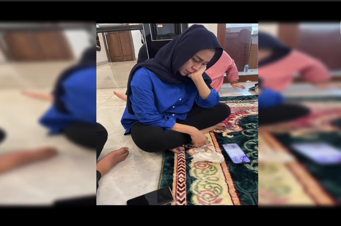 Istri AKP Novandi Arya cuma bisa meratapi kepergian suaminya. Polisi menyebutkan Fatimah PSI adalah sopir mobil Camry nahas itu.