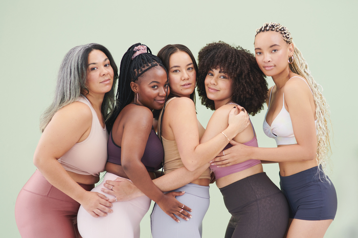 Tren fashion yang mendukung body positivity.