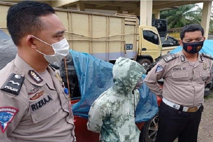 Pelaku bernama Soni diamankan di Mapolres Ogan Ilir, Kamis (10/2/2022) usai menabrak pemotor sampai tewas. 