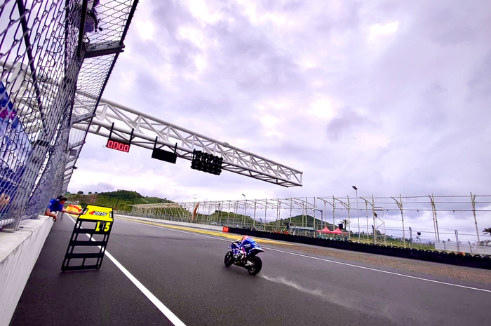 Alex Rins pembalap Team Suzuki Ecstar jajal sirkuit Mandalika pada hari Jumat (11/02) dalam kondisi sirkuit basah. 