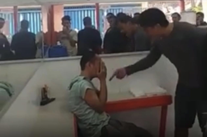 Netizen yang geram atas aksi bejat bos warteg di Cikarang menyebarkan foto terduga pelaku tanpa sensor di media sosial. 