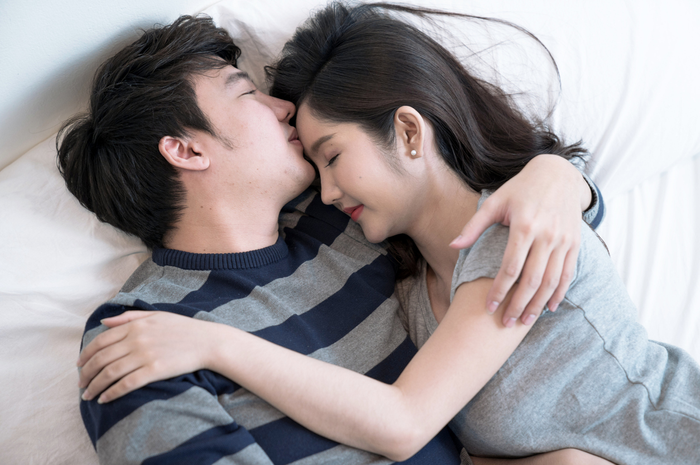 Posisi cuddling untuk perkuat hubungan suami istri.