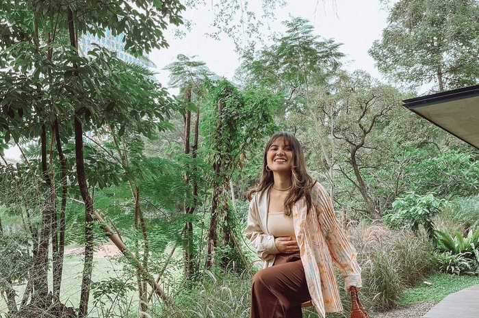 OOTD pakai celana cokelat ala Marsha Aruan