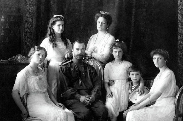 Keluarga Romanov: Dari kiri ke kanan: Olga (22), Maria (19), Tsar Nicholas II, Permaisuri Alexandra, Anastasia (17), Tsarevich Alexei (13)., dan Tatiana (21).