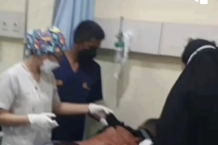 Anggota Brimob Aipda Edi Santoso menjadi korban begal di Bekasi. Tubuhnya yang bersimbah darah terkulai lemah di jalanan.