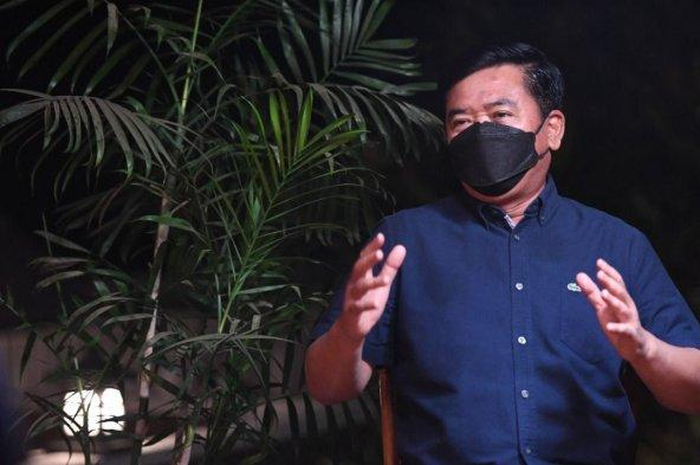 Mantan Panglima TNI, Marsekal TNI (Purn) Hadi Tjahjanto mengapresiasi pengamanan tes pramusim MotoGP 2022 di sirkuit Mandalika.