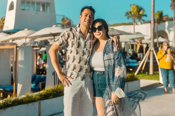 Raffi Ahmad dan Nagita Slavina  dapat hadiah mesin ATM