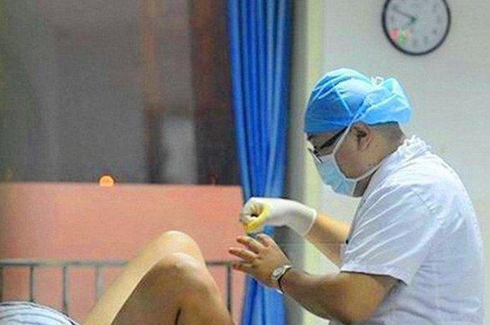 Ilustrasi wanita melahirkan dibantu oleh dokter laki-laki 