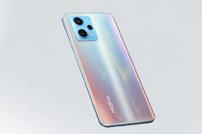 desain realme 9 Pro+ dengan tiga sensor kamera di bagian belakang.