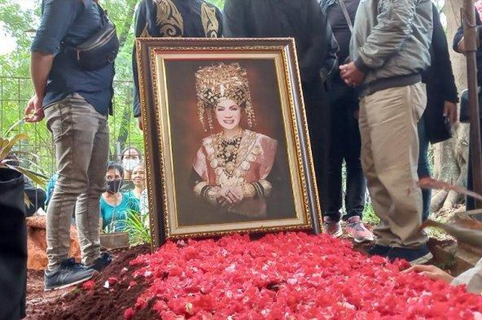 Penampakan makam Dorce Gamalama