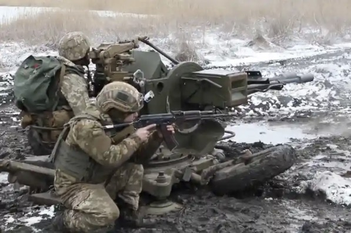 Video militer Ukraina yang menembak jatuh tank Rusia tersedia secara luas sebagai bagian dari metode perlawanan.