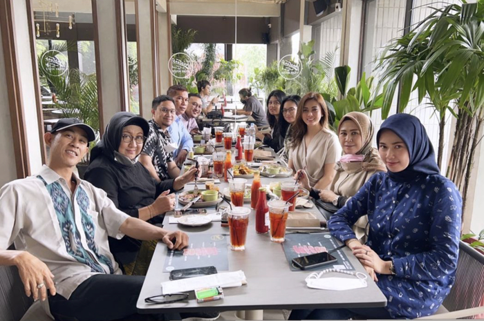 Dhenba Devanka mengunggah foto makan bersama tim kuasa hukumnya. Paman Jonathan Frizzy masih tagih masalah ini ke Dhena. 