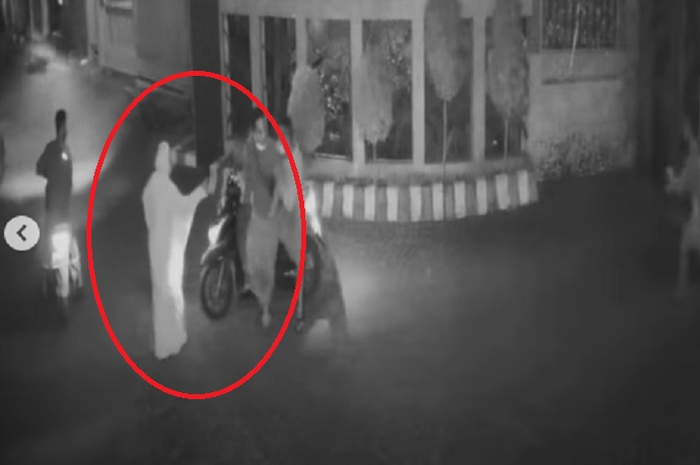 Beredar di media sosial video emak-emak pakai mukena hadang maling motor tenteng celurit di Probolinggo, Jawa Timur.