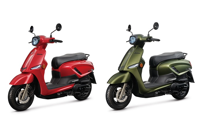 Dua pilihan warna baru Suzuki Saluto 125 2022, Genoa Red (kanan) dan Luca Green (kiri).
