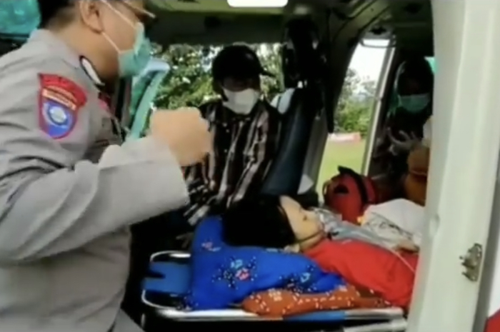 Foto Sinta Aulia berhasil menarik simpati Kapolri Jenderal Listyo SIgit Prabowo. Bocah perempuan ini menderita tumor di kakinya. 