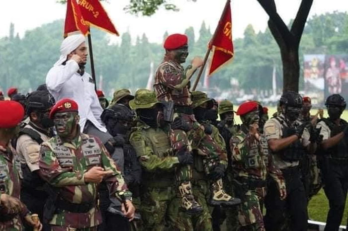 Jenderal Dudung Abdurachman kerap ditemani Habib Husein Ba'agil. Katanya, Dudung mengislamkan 150 orang Timor Timur.