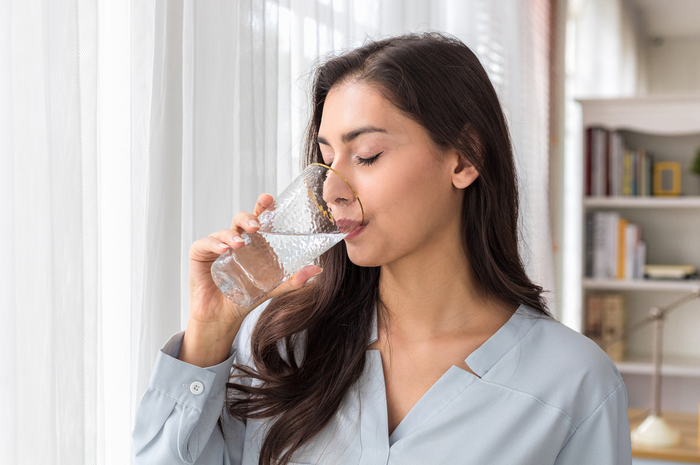 Ilustrasi minum air putih 