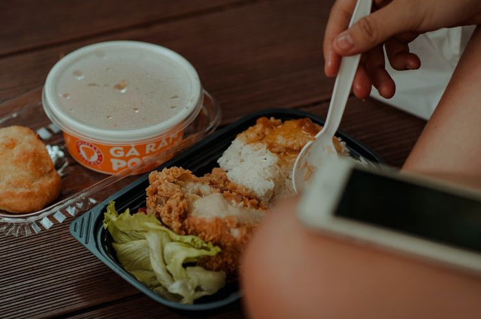 Ilustrasi makan dengan sendok plastik