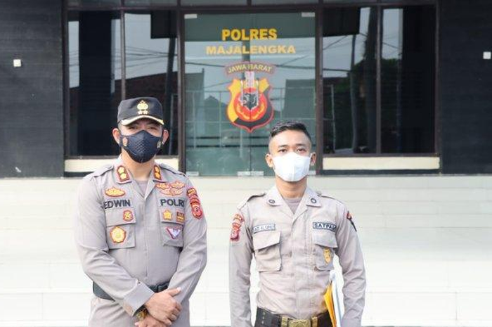 Seorang satpam sakti (kanan) melawan maling motor bikin melongo, ditembak beberapa kali namun tidak satupun yang kena.