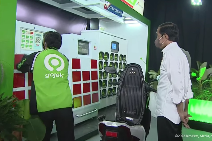 Driver Gojek simulasikan penggunaan motor listrik di depan Presiden Jokowi.
